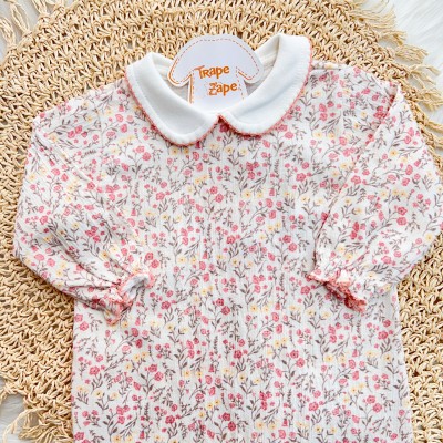 Macacão Anarruga com Gola Picueta - Florzinhas - Off White e Rose Macacão Anarruga com Gola Picueta - Florzinhas - Off White e Rose